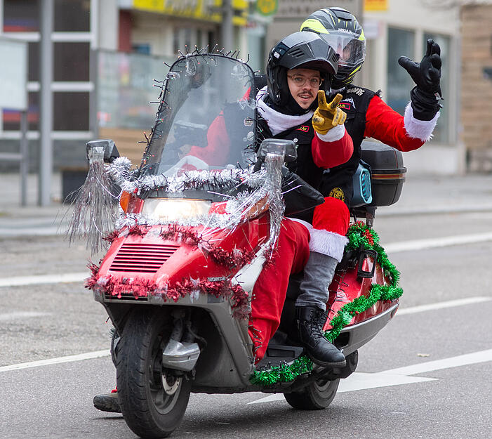 Mofa-Nikoläuse bringen weihnachtliche Stimmung in die Heilbronner Innenstadt. Mofa-Nikoläuse bringen weihnachtliche Stimmung in die Heilbronner Innenstadt.