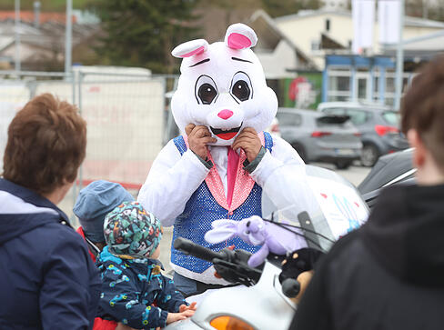 Im Osterhasen-Kost&uuml;m verteilen die &bdquo;Odenwald-Biker mit Herz&ldquo; S&uuml;&szlig;igkeiten an die Kinder. Auf ihren Motorr&auml;dern legen sie an diesem Tag eine l&auml;ngere Strecke mit mehreren Zwischenstopps zur&uuml;ck.