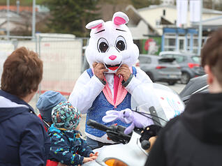 Im Osterhasen-Kost&uuml;m verteilen die &bdquo;Odenwald-Biker mit Herz&ldquo; S&uuml;&szlig;igkeiten an die Kinder. Auf ihren Motorr&auml;dern legen sie an diesem Tag eine l&auml;ngere Strecke mit mehreren Zwischenstopps zur&uuml;ck.