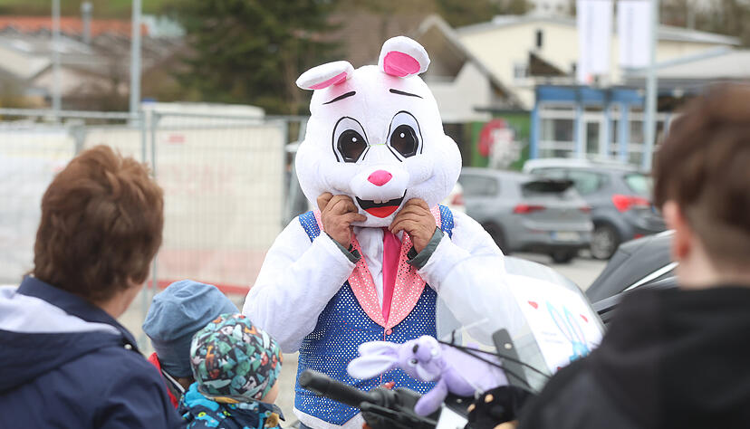 Im Osterhasen-Kostüm verteilen die „Odenwald-Biker mit Herz“ Süßigkeiten an die Kinder. Auf ihren Motorrädern legen sie an diesem Tag eine längere Strecke mit mehreren Zwischenstopps zurück. Im Osterhasen-Kostüm verteilen die „Odenwald-Biker mit Herz“ Süßigkeiten an die Kinder. Auf ihren Motorrädern legen sie an diesem Tag eine längere Strecke mit mehreren Zwischenstopps zurück.