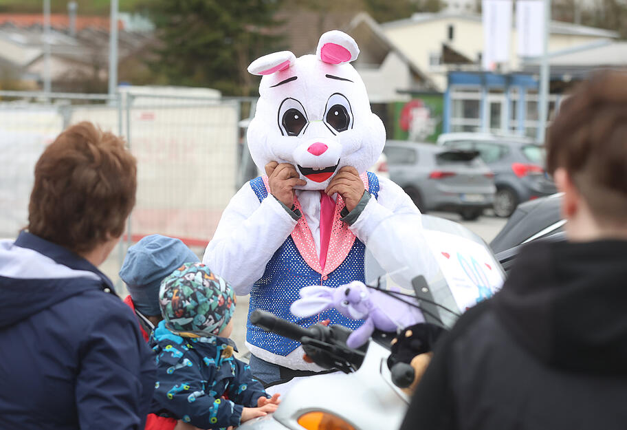 Im Osterhasen-Kost&uuml;m verteilen die &bdquo;Odenwald-Biker mit Herz&ldquo; S&uuml;&szlig;igkeiten an die Kinder. Auf ihren Motorr&auml;dern legen sie an diesem Tag eine l&auml;ngere Strecke mit mehreren Zwischenstopps zur&uuml;ck.