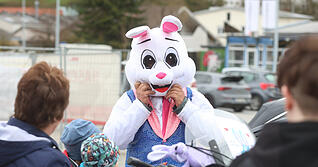 Im Osterhasen-Kost&uuml;m verteilen die &bdquo;Odenwald-Biker mit Herz&ldquo; S&uuml;&szlig;igkeiten an die Kinder. Auf ihren Motorr&auml;dern legen sie an diesem Tag eine l&auml;ngere Strecke mit mehreren Zwischenstopps zur&uuml;ck.