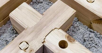 Wandelemente aus Holz, gefüllt mit Zellulose und Holzfasern, können eine Alternative zum Beton sein. Wandelemente aus Holz, gefüllt mit Zellulose und Holzfasern, können eine Alternative zum Beton sein.