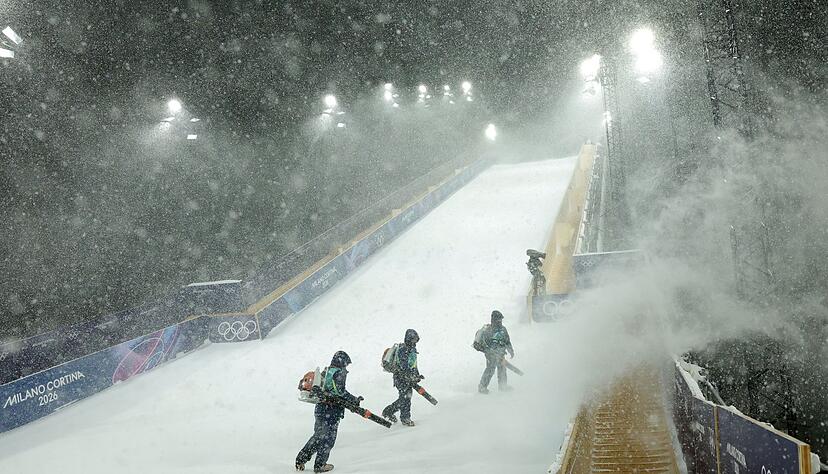 Schwerstarbeit: Die Helfer versuchen die Schanze wettkampftauglich zu machen. Schwerstarbeit: Die Helfer versuchen die Schanze wettkampftauglich zu machen.