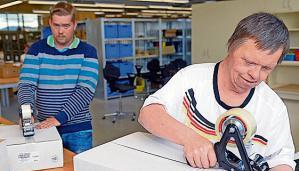 Friedhelm Kurz (rechts) und Lothar Becker bereiten Verpackungsmaterial vor.