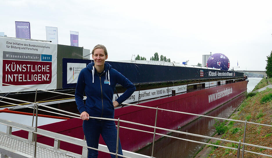 Hannah Weber ist die derzeitge Fahrtleiterin auf der MS Wissenschaft. Die 28-Jährige studiert Systemwissenschaft und verbringt mehrere Wochen in diesem Sommer auf den Schiff. Hannah Weber ist die derzeitge Fahrtleiterin auf der MS Wissenschaft. Die 28-Jährige studiert Systemwissenschaft und verbringt mehrere Wochen in diesem Sommer auf den Schiff.