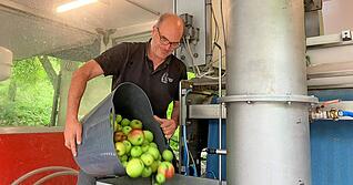 Für Armin Englert ist die Arbeit im Saftmobil noch bis in den Oktober hinein ein Vollzeit-Kochenjob. Die Abrechnung erfolgt aber ganz modern digital.
Foto: Frank Wittmer