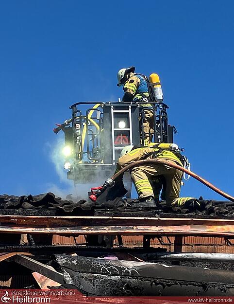 Einsatzkr&auml;fte der Heilbronner Feuerwehren mussten auch Solarmodule vom Dach entfernen.