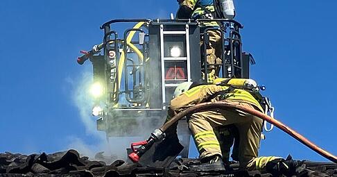 Einsatzkr&auml;fte der Heilbronner Feuerwehren mussten auch Solarmodule vom Dach entfernen.