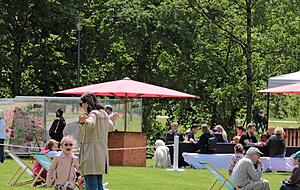 Im Hofgarten ist nicht nur Trubel − auf den Wiesen kann man sich entspannen. Im Hofgarten ist nicht nur Trubel − auf den Wiesen kann man sich entspannen.