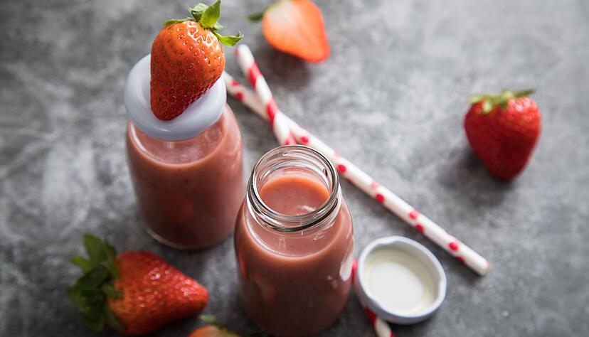 Nicht ganz so farbkräftig wird ein Smoothie aus Erdbeeren. Nicht ganz so farbkräftig wird ein Smoothie aus Erdbeeren.