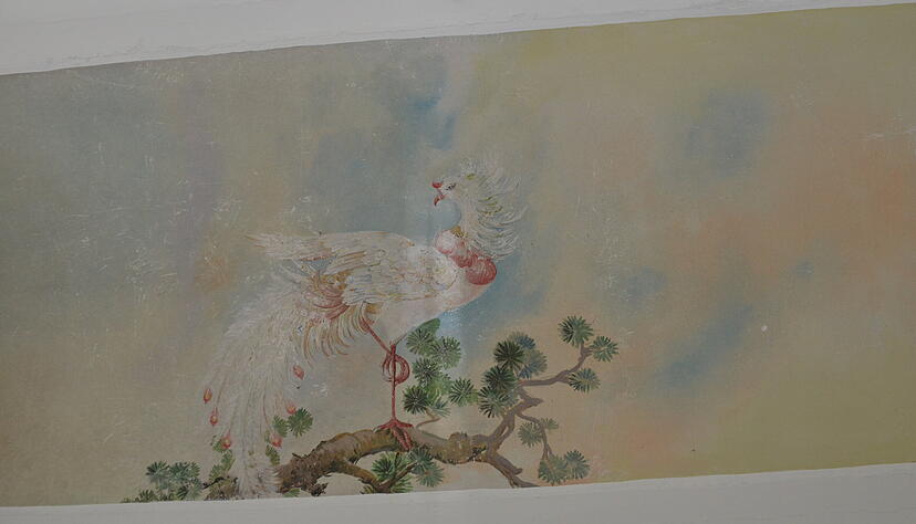 Die Decke im Wintergarten ist kunstvoll ausgemalt, das Denkmalamt erlaubte jedoch nur die Freilegung eines kleinen Teils. Die Decke im Wintergarten ist kunstvoll ausgemalt, das Denkmalamt erlaubte jedoch nur die Freilegung eines kleinen Teils.