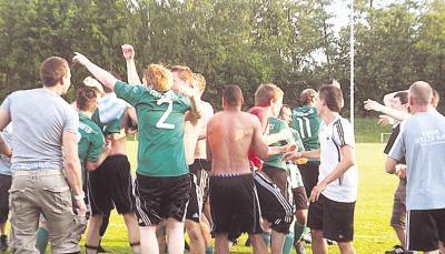 Erst eine halbe Stunde nach dem Abpfiff war den Spielern des TSV Niedernhofen klar, dass sie Vizemeister geworden sind, dann wurde gefeiert.Foto: privat Erst eine halbe Stunde nach dem Abpfiff war den Spielern des TSV Niedernhofen klar, dass sie Vizemeister geworden sind, dann wurde gefeiert.Foto: privat