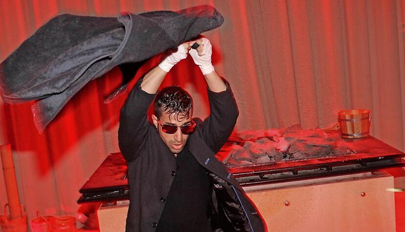 Farid Atai zeigt einen Rocky-Aufguss: Bei der Weltmeisterschaft in der Sinsheimer Badewelt z&auml;hlt die Show, der Afghane wurde Zweiter.Foto: Simon Gajer