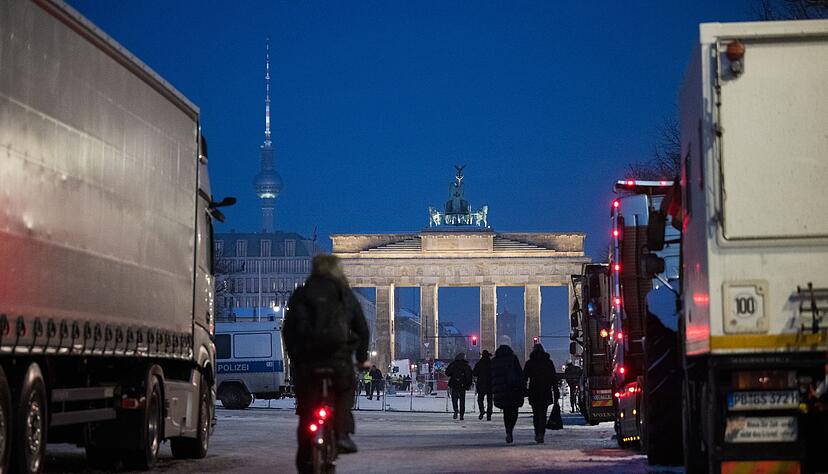 Der Bundesverband Logistik & Verkehr pro (BLV-pro) hatte zu einer Sternfahrt des Güterkraftverkehrs nach Berlin aufgerufen - und Hunderte kamen.