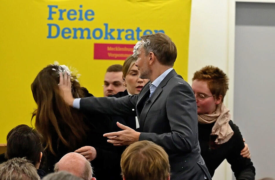 Lindner r&auml;cht sich sofort und schmiert der Angreiferin ebenfalls Schaum in die Haare.