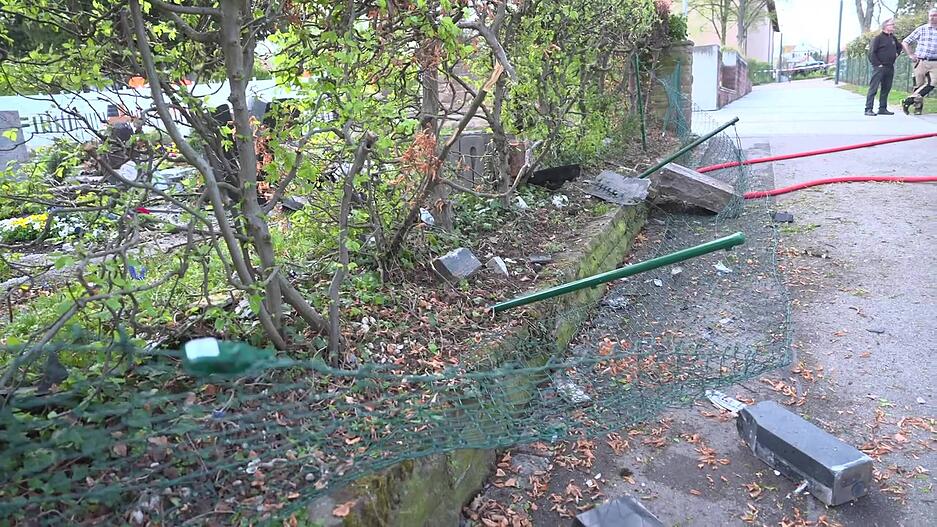 Zur Fertigung von Übersichtsaufnahmen der komplexen Unfallstelle setzte die Verkehrspolizei Ludwigsburg eine Drohne ein. Zur Fertigung von Übersichtsaufnahmen der komplexen Unfallstelle setzte die Verkehrspolizei Ludwigsburg eine Drohne ein.