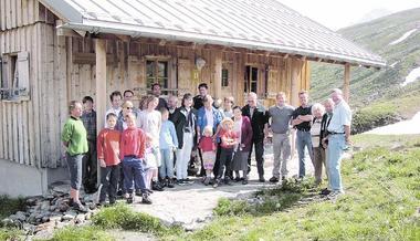 Familie Käß mit Christl Käß (Mitte), Vorstand Wilfried Thonig, dem zweiten Vorsitzenden der DAV-Sektion Heilbronn, Nico Weinmann, und Hüttenwirt Manfred Immler vor der Peter-Käß-Hütte in 2320 Metern Höhe. (Foto: privat)