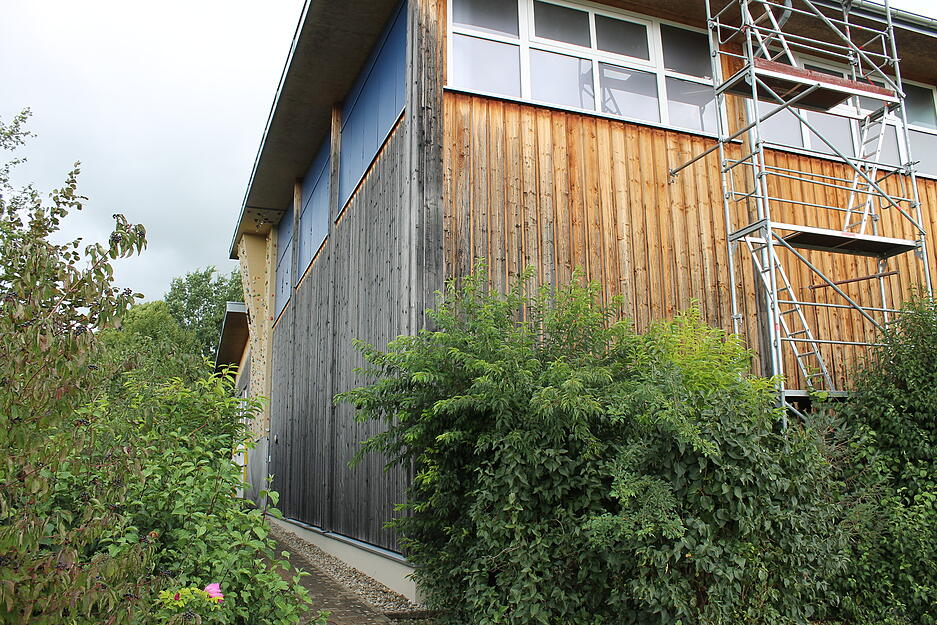 Die Sporthalle ist fast komplett aus Holz gebaut worden und verfügt über eine große PV-Anlage, die den Eigenbedarf abgedeckt und Überschuss erwirtschaftet. Die Sporthalle ist fast komplett aus Holz gebaut worden und verfügt über eine große PV-Anlage, die den Eigenbedarf abgedeckt und Überschuss erwirtschaftet.