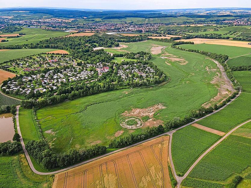 Die Kraterlandschaft des trockengelegten Sees verwandelte sich im Sommer 2021 in eine grüne Oase, die durch Flugsamen entstand.