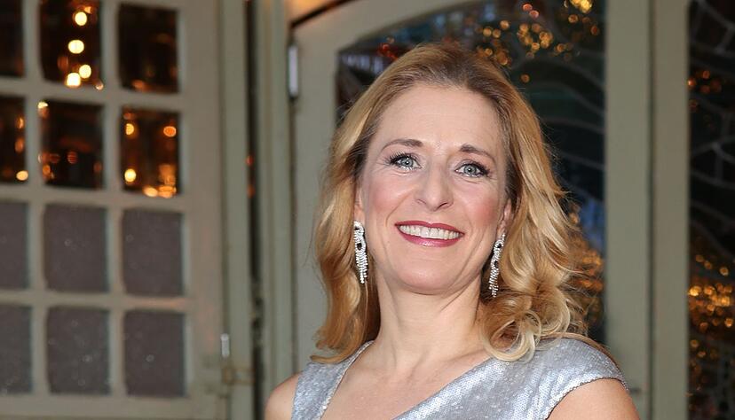 Auf Wunsch von Mross &uuml;bernimmt Hertel die Moderation.