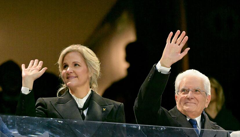 Wer steht hier neben Staatspr&auml;sident Sergio Mattarella? Der italienische TV-Kommentator erkannte IOC-Pr&auml;sidentin Kirsty Coventry nicht.