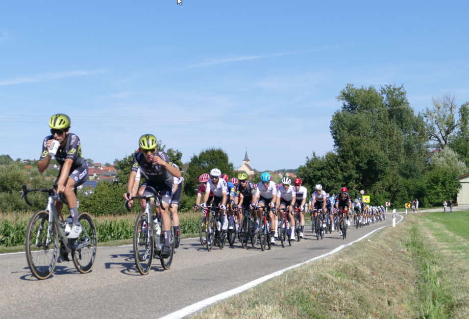 Das Feld rollt durch Kochersteinsfeld Das Feld rollt durch Kochersteinsfeld