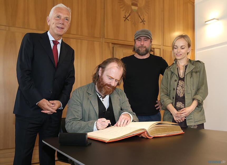Schauspieler tragen sich ins G&auml;stebuch der Stadt ein | 27.07.