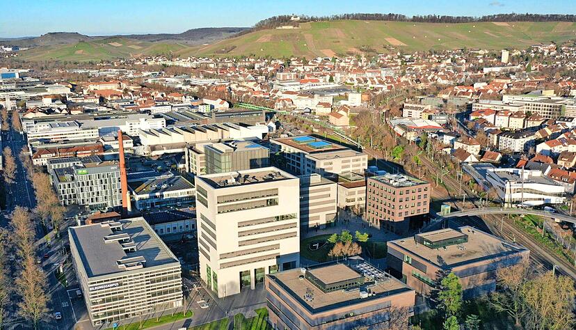 Allein der Bau des Campus am Rande der Innenstadt durch die Dieter-Schwarz-Stiftung hat Heilbronn nachhaltig verändert. Dort sollen künftig bis zu 10 000 Studenten unterrichtet werden. 
Foto: Matthias Bitsch