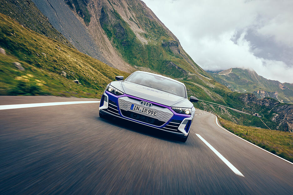 Zu ihrem 40. Geburtstag legt die Audi Sport GmbH aus Neckarsulm ein Sondermodell des elektrischen Viertürers RS E-Tron GT auf.