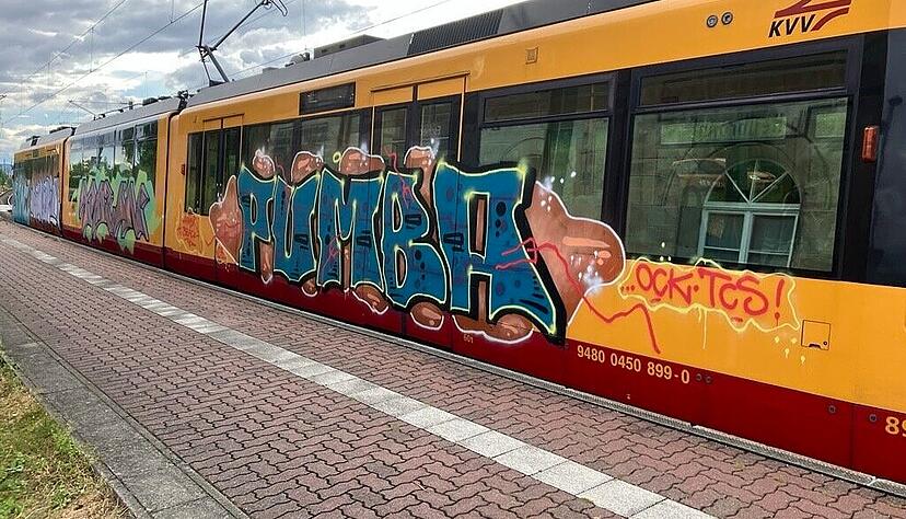 Die Reinigung der mit Graffiti besprühten Züge findet in Karlsruhe statt. Teilweise müssen Stadtbahnen nachlackiert werden.