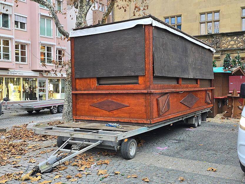 Der Weihnachtsmarkt in Heilbronn wird abgebaut.