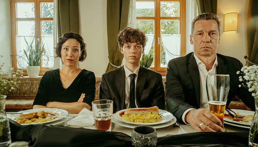 Sabine (B&auml;rbel Stolz, l), Rainer (Bernd Gnann, r) und Carlo (Jeremias Meyer, M) bei einem Beerdigungsessen in der Folge "Tschappel - Am Tag, als Carlo Brenner starb". Carlo (Jeremias Meyer) gef&auml;llt es gar nicht, dass er bei einen Eltern sitzen muss.