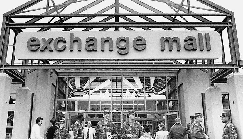 Die Herbert-Hoover-Siedlung ist bis 1992 ein kleiner Stadtteil für sich: mit öffentlichen Einrichtungen, einem Lokal und einem großen Einkaufscenter. Die Herbert-Hoover-Siedlung ist bis 1992 ein kleiner Stadtteil für sich: mit öffentlichen Einrichtungen, einem Lokal und einem großen Einkaufscenter.