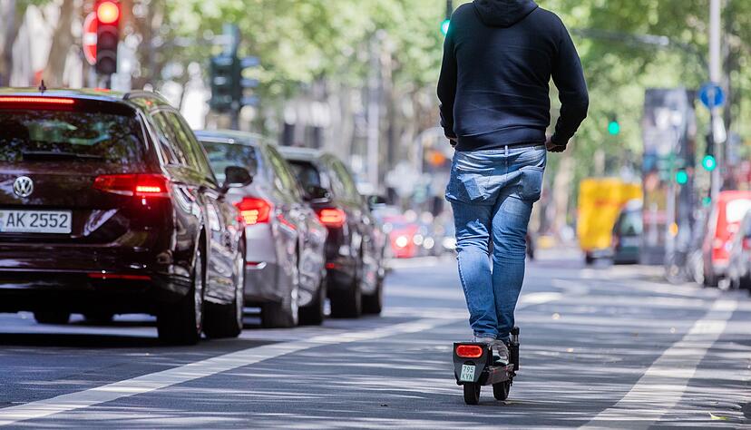 Verkehrssicherheitsexperten raten, einen Helm auf dem E-Roller zu tragen. Foto: dpa