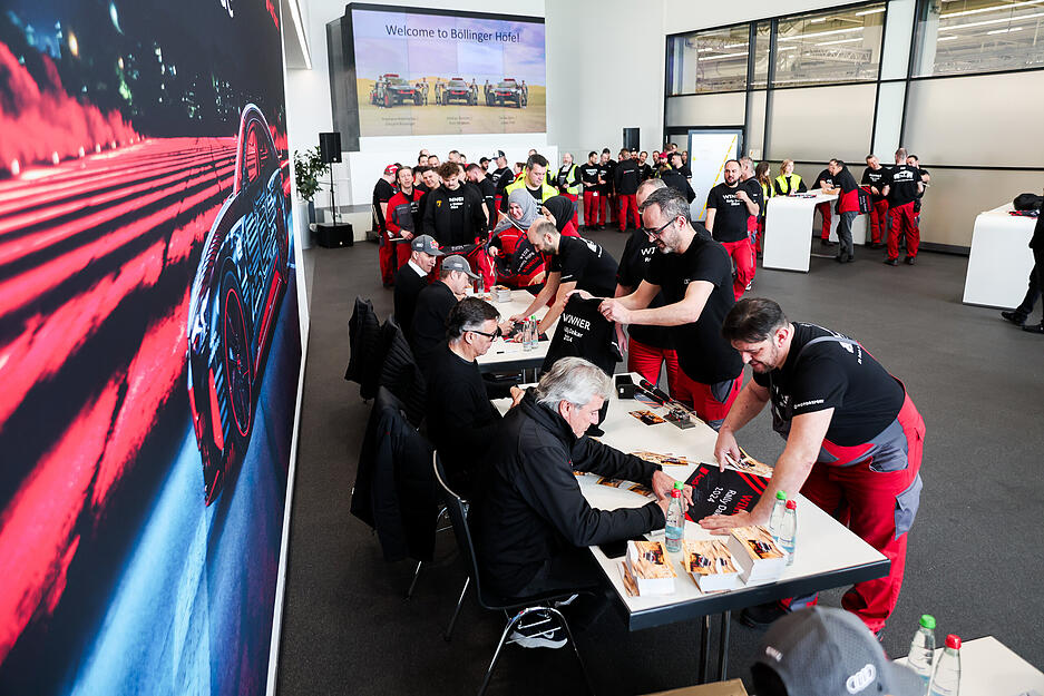 Autogrammstunde mit Carlos Sainz und Lucas Cruz.