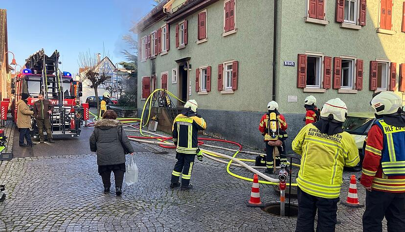 Feuerwehr und Rettungskräfte sind am Dienstagmorgen in Offenau im Einsatz. Feuerwehr und Rettungskräfte sind am Dienstagmorgen in Offenau im Einsatz.