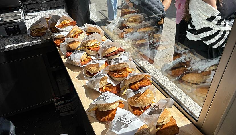 Kunden bekommen bei "Bambi Schnitzel" in Heilbronn Putenschnitzel im Fladenbrot.