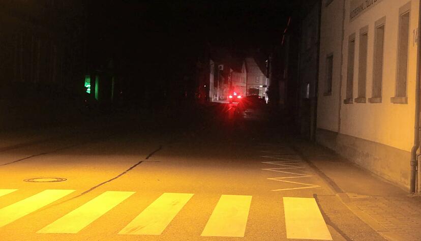 Nur punktuell Licht: Wie dunkel die Abschaltung ist, zeigt sich an diesem Übergang in Mühlbach. Ein Paar Meter weiter hinten herrscht schwarze Nacht.
Foto/Archiv: Theuer