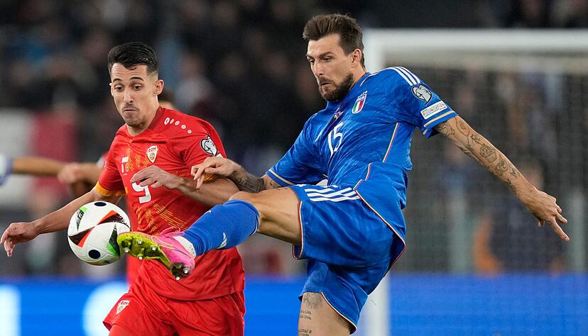 Musste sich vor dem Sportgericht verantworten: Italiens Francesco Acerbi (r).