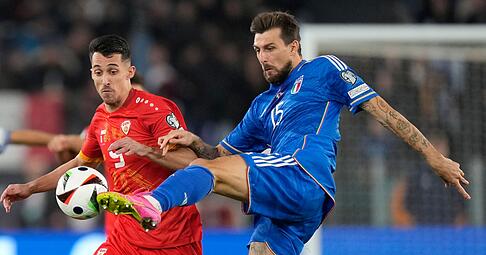 Musste sich vor dem Sportgericht verantworten: Italiens Francesco Acerbi (r).