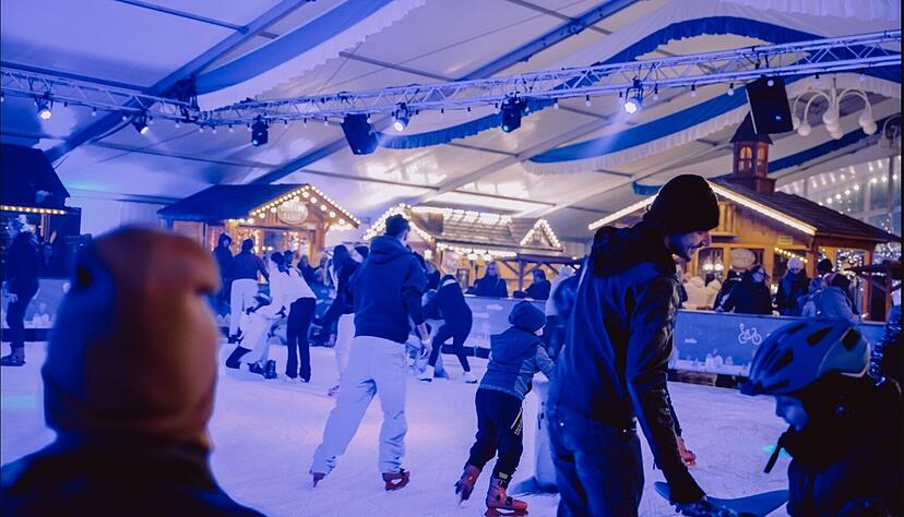 Am Volksfestplatz in Bad Mergentheim steht nun die Eisbahn, statt wie fr&uuml;her am Schloss. Der Vorteil: Sie ist komplett &uuml;berdacht.