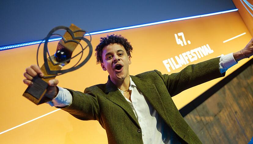 Tommes Diallo wurde für seine Rolle in «Champions und Wir» mit dem Preis für den besten Schauspielnachwuchs ausgezeichnet. Tommes Diallo wurde für seine Rolle in «Champions und Wir» mit dem Preis für den besten Schauspielnachwuchs ausgezeichnet.