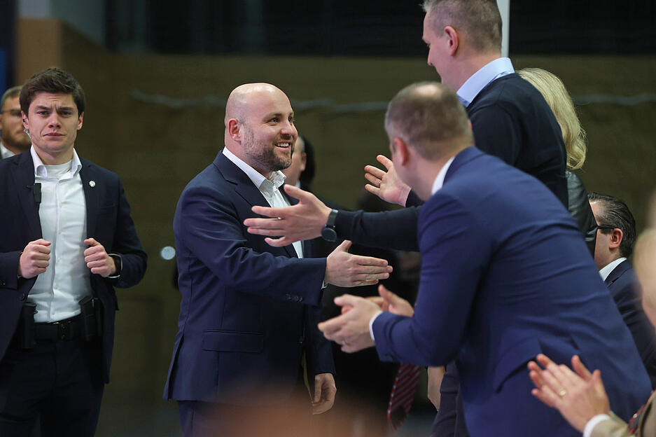 AfD-Spitzenkandidat Markus Frohnmaier (Mitte) wirbt f&uuml;r eine politische Wende in Baden-W&uuml;rttemberg.