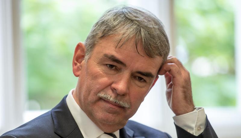 Gustl Mollath steht in einem Gerichtssaal des Landgerichts Regensburg. Foto: Armin Weigel/Archiv