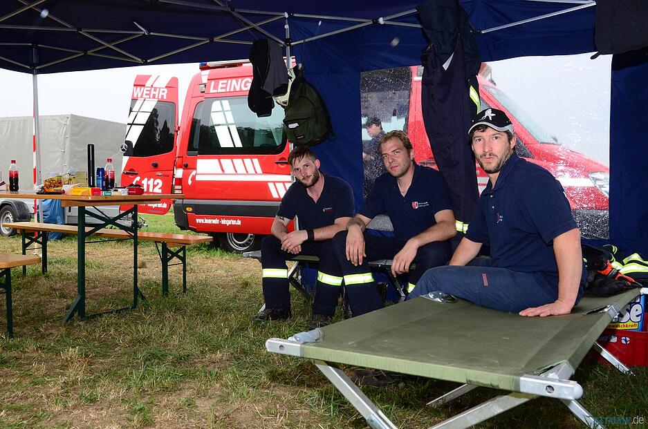 Die Männer der Feuerwehr Leingarten im Zelt an der Jagst. Im Dreischichtbetrieb wird hier nach dem Rechten geschaut.