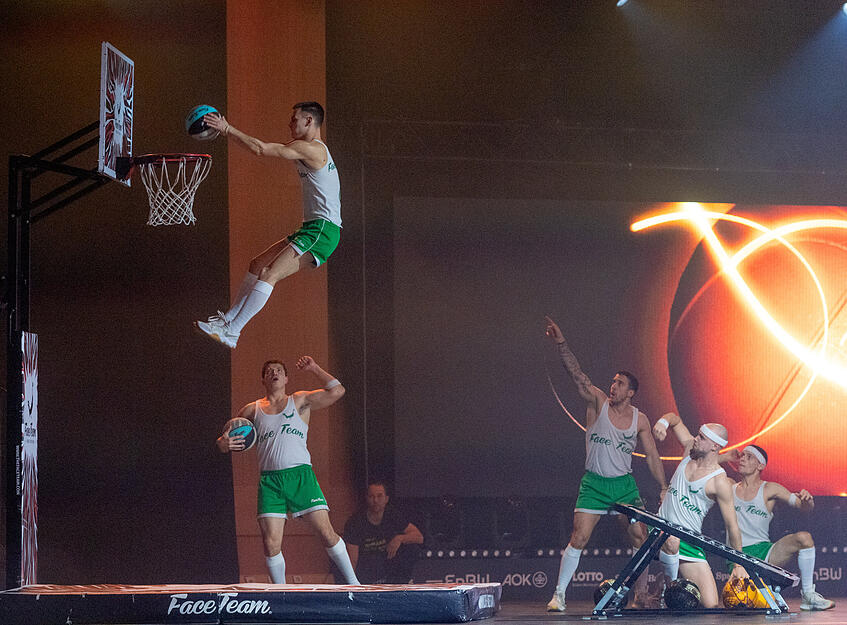 F&uuml;r eine Riesenshow und spektakul&auml;re Dunkings sorgte zum Abschluss der Turngala das Face Team mit einer Basketball-Show.