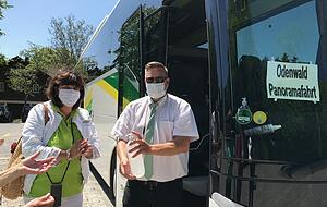 Busfahrer Mitchell Axsom hält beim Einstieg Desinfektionsmittel bereit. Busfahrer Mitchell Axsom hält beim Einstieg Desinfektionsmittel bereit.