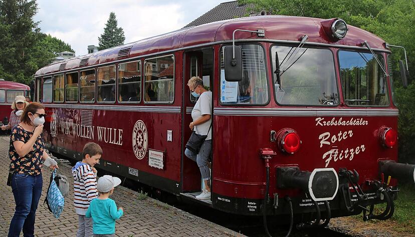 Noch verkehrt der Rote Flitzer regelmäßig an den Sonn- und Feiertagen zwischen Neckarbischofsheim und Hüffenhardt. Wie lange noch, das ist nicht sicher.
Foto: Theuer