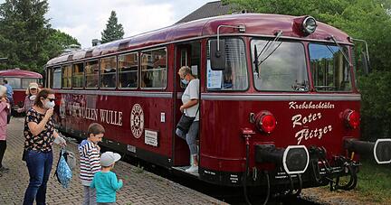Noch verkehrt der Rote Flitzer regelmäßig an den Sonn- und Feiertagen zwischen Neckarbischofsheim und Hüffenhardt. Wie lange noch, das ist nicht sicher.
Foto: Theuer